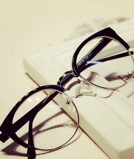 بهترین عینک های زنانه مناسب صورت های کشیده| عینک گرد